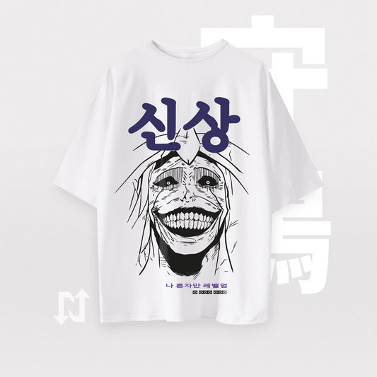 Camiseta blanca oversize inspirado en el Anime y Manga de Solo Leveling. Diseño original con artes impresos en DTF