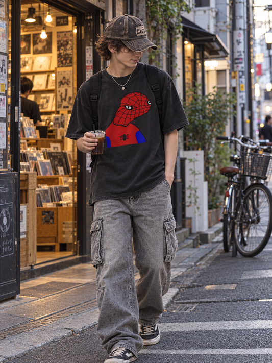 Mati luce la camiseta Spooderman NEXO Street en escena cotidiana de Japón