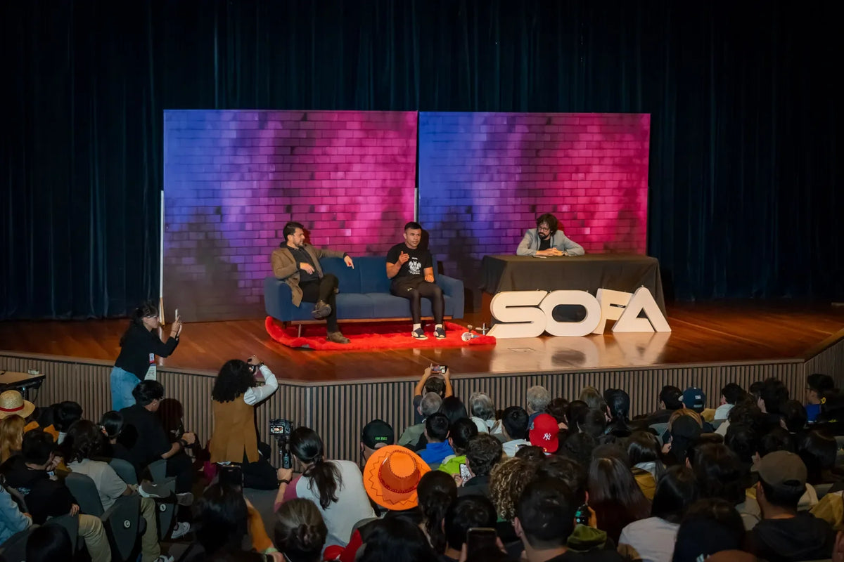 Encuentro en un escenario de SOFA con público; fotografía de archivo del press kit oficial