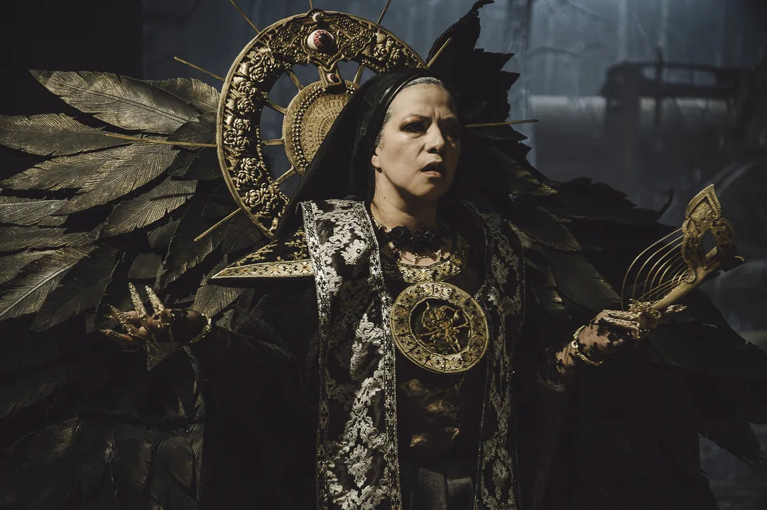 Interpretación de cosplay con vestuario y accesorios dorados; fotografía de archivo de SOFA