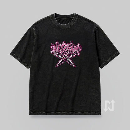 Mockup frontal de camiseta oscura SHIKAMARU HESOYAM con un pequeño gráfico rosa.