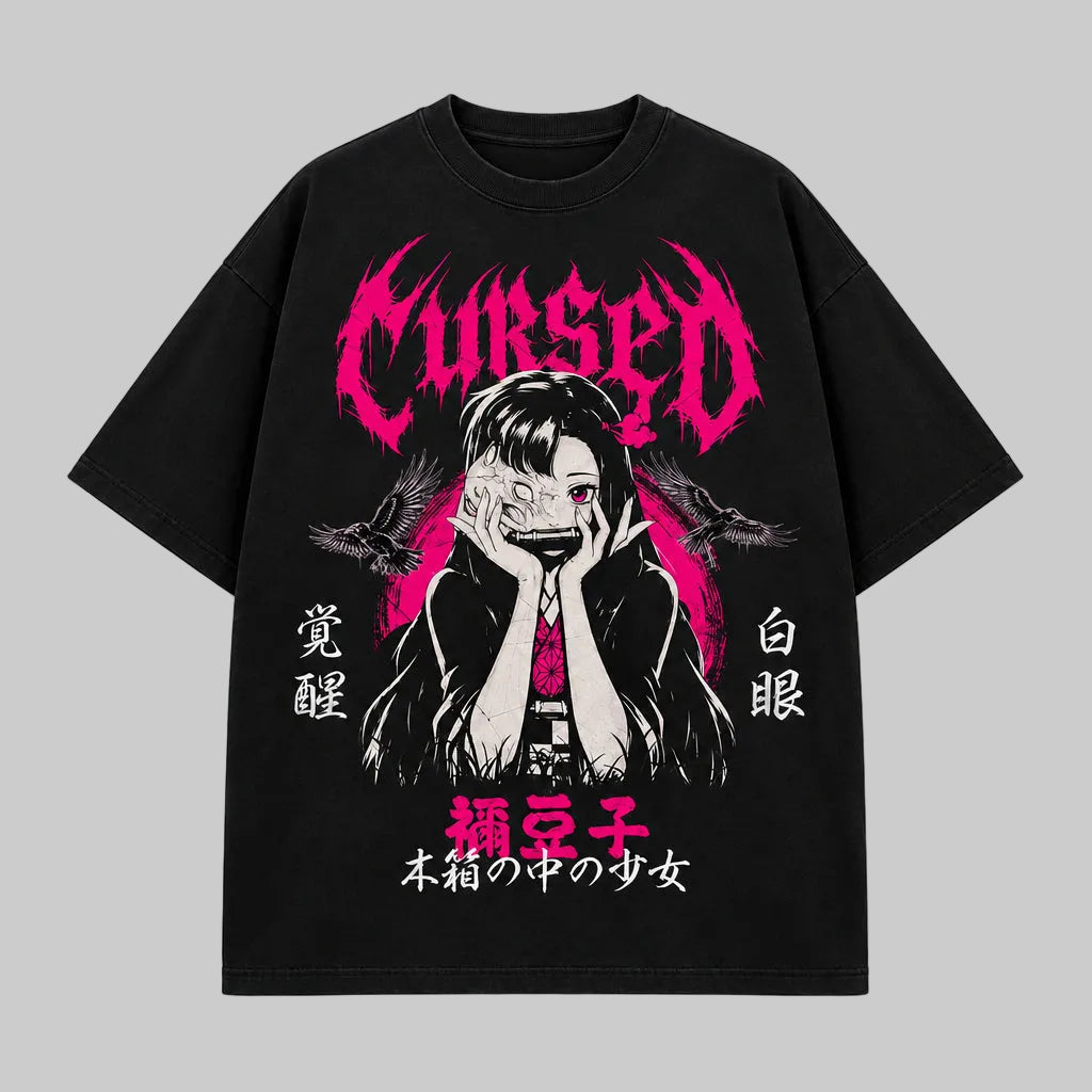 Camiseta negra NEZUKO × TOMIE con retrato, cuervos y tipografía Cursed en rosa.