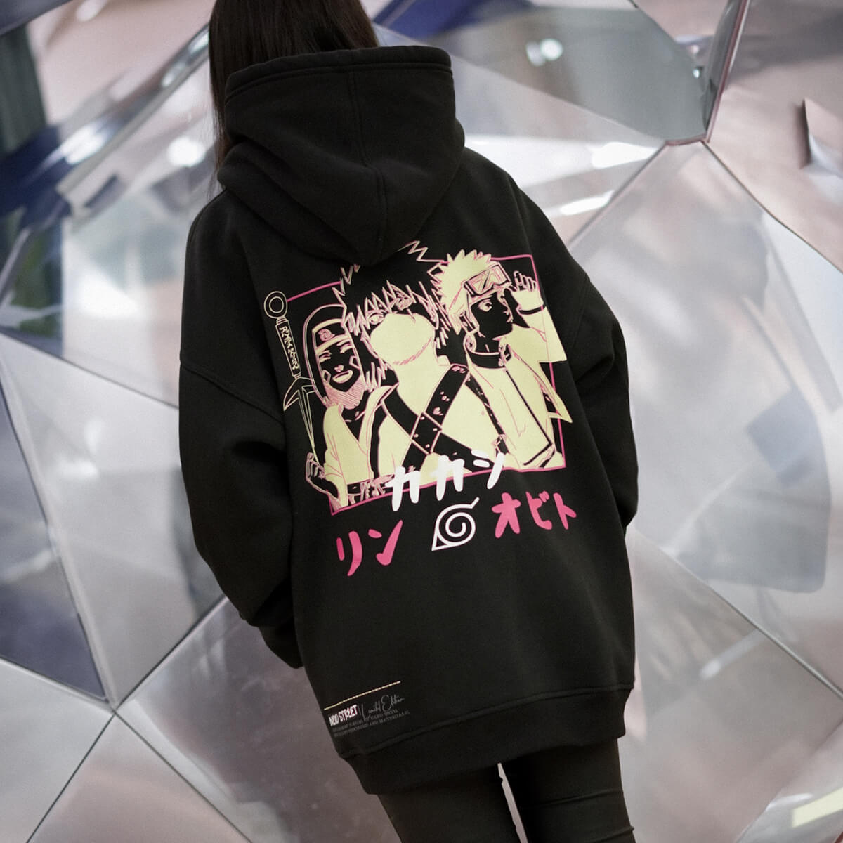 Sudadera oversize negra inspirada en el equipo Minato del anime y manga de naruto. Cómoda, suave al tacto y de alta calidad.