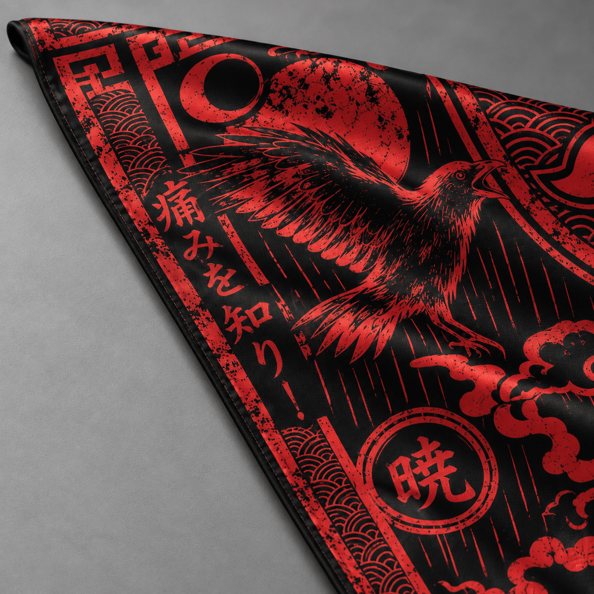 Detalle del estampado rojo y negro de cuervo y ondas en la bandana AKATSUKI de seda.
