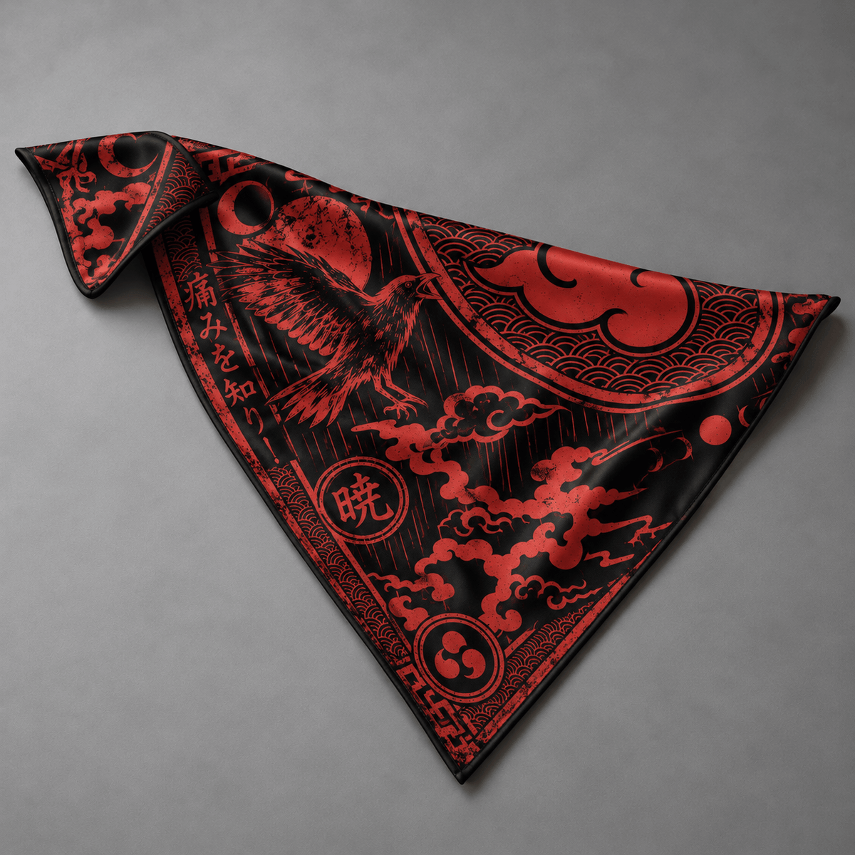 Bandana AKATSUKI de seda roja y negra, estampado de cuervo, nubes y símbolos; vista general.