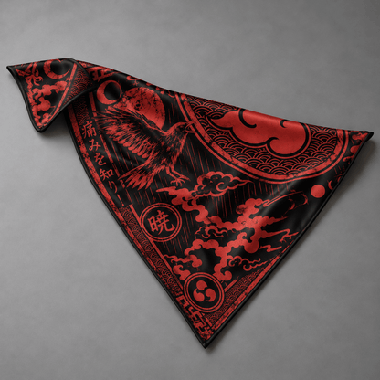 Bandana AKATSUKI de seda roja y negra, estampado de cuervo, nubes y símbolos; vista general.