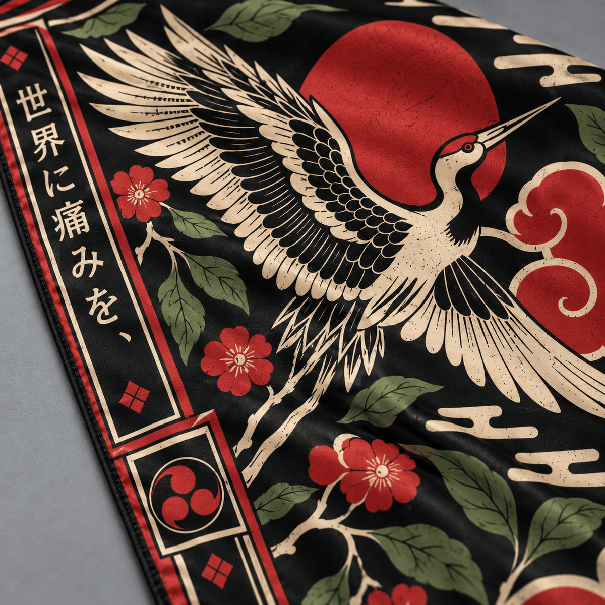 Detalle de la grulla clara, flores rojas y estampado de la bandana AKATSUKI de seda.