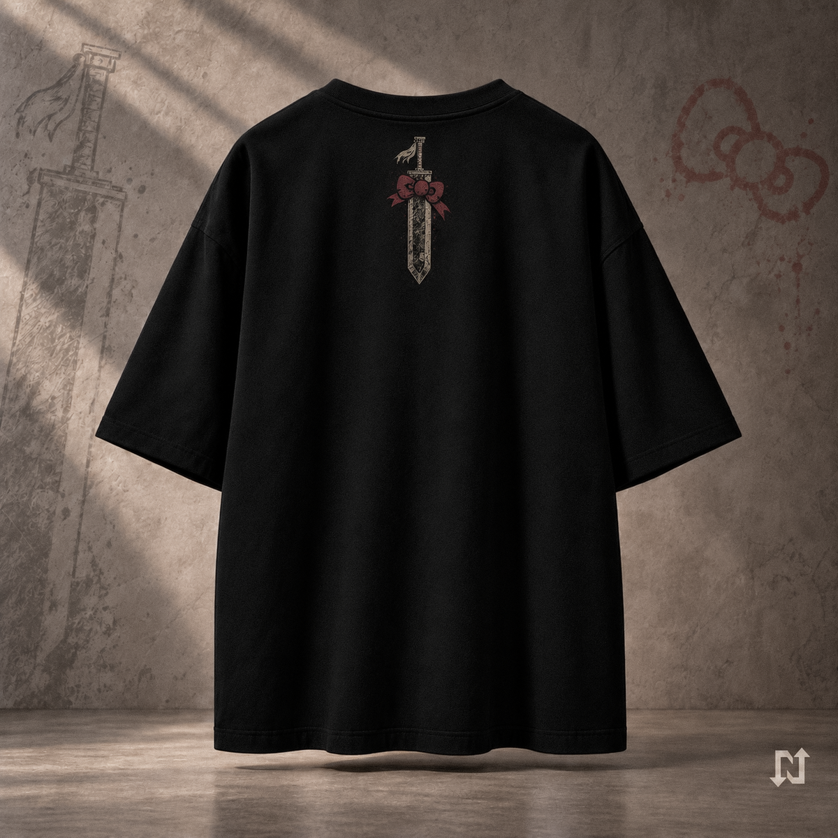 Espalda de la camiseta negra KNIGHT KITTEN con una espada y un lazo rojo bajo el cuello.