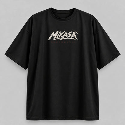 Camiseta oversize Mikasa Ackerman Turf de Shingeki no Kyojin en seda fría negro, vista de frente - NEXO Street.