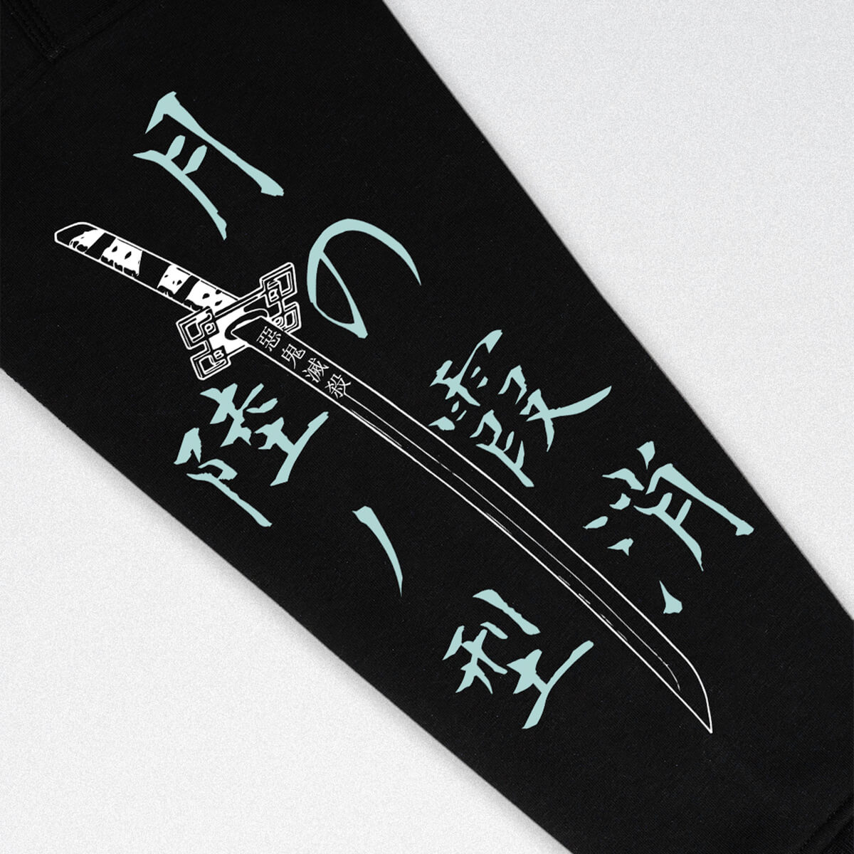 Sudadera negra oversize con capota interna color menta inspirada en el pilar de la niebla Muichiro Tokito. Diseño de manga impreso en DTF