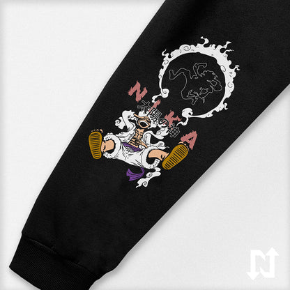 Sudadera oversize negra inspirada en el Luffy Gear 5 del anime y manga de One Piece. Cómoda, suave al tacto y de alta calidad.