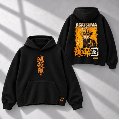 Hoodie Zenitsu Agatsuma de Kimetsu no Yaiba en burda pesada negra de 410 g, boxy y sin rib inferior, diseño pecho + espalda: vistas frontal y trasera — NEXO Street.