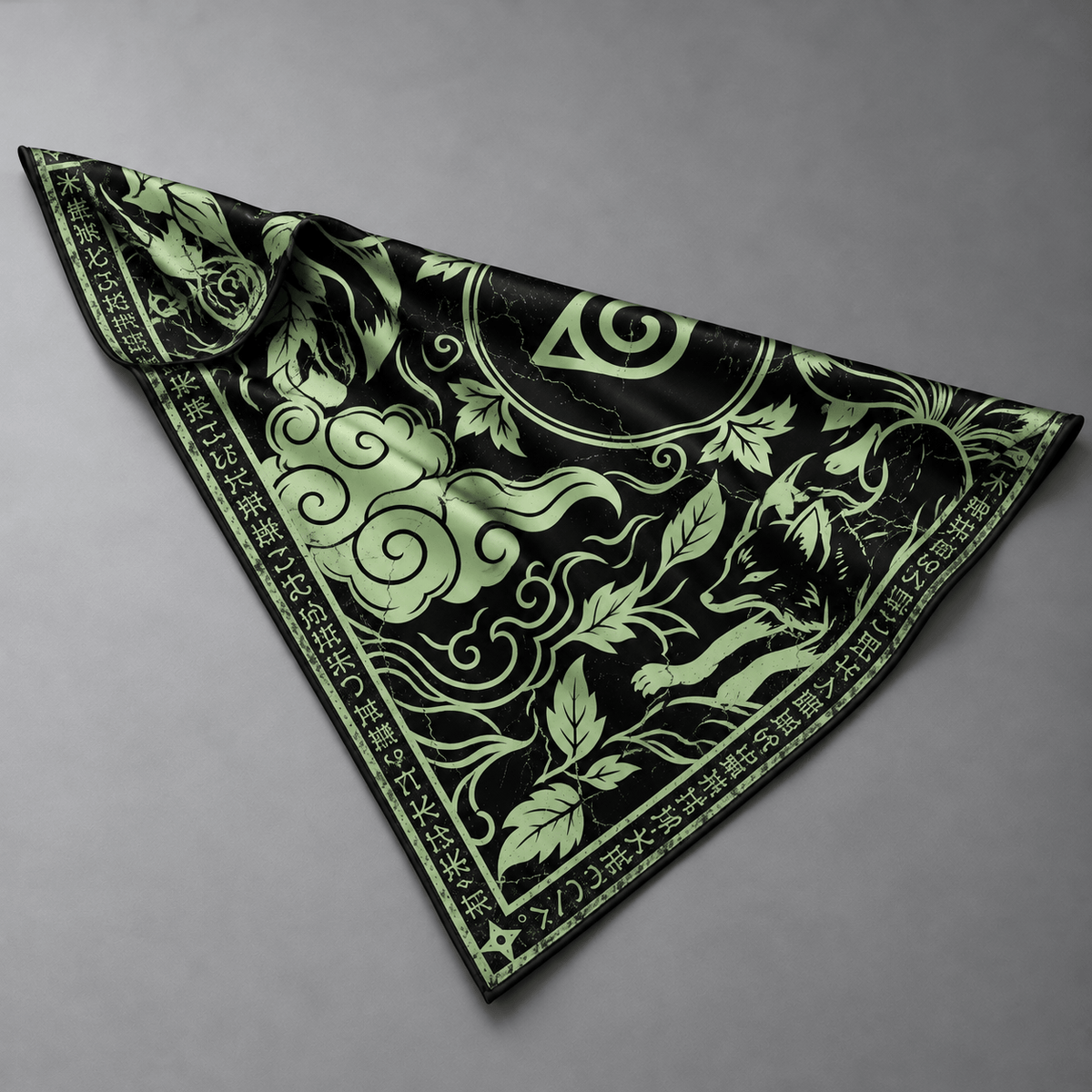 Bandana KONOHA de seda con estampado verde, símbolo de la Hoja y zorro sobre fondo negro; vista general.
