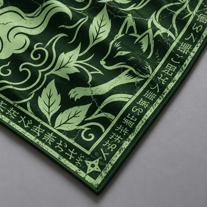 Detalle del zorro y las hojas verde claro sobre fondo verde de la bandana KONOHA de seda.