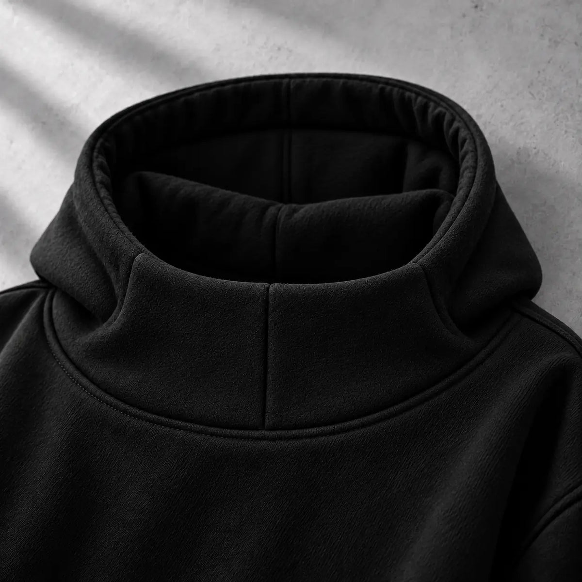 Detalle del cuello alto corto con costura central y la capota HIGH NECK 280 g de NEXO Street, sin estampados visibles.