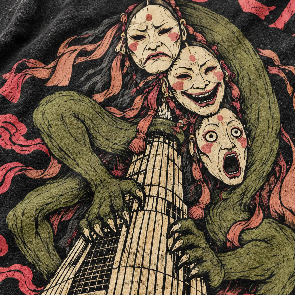 Detalle del estampado de las tres máscaras, la maldición y la torre en la camiseta Tokyo City acid wash NEXO Street.