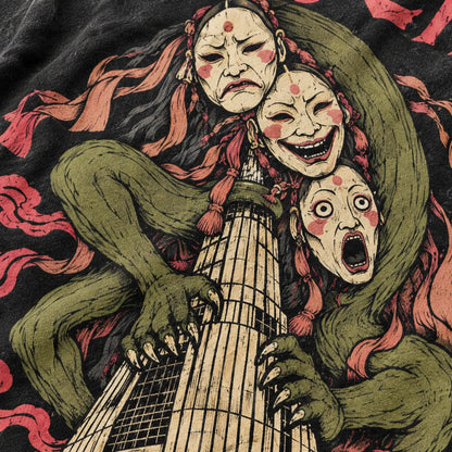 Detalle del estampado de las tres máscaras, la maldición y la torre en la camiseta Tokyo City acid wash NEXO Street.