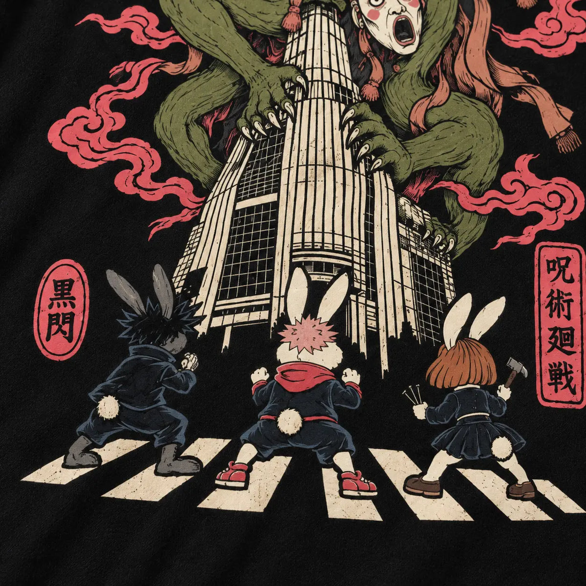 Detalle de Megumi, Itadori y Nobara como conejos de espaldas, en guardia bajo la torre de Tokyo City sobre algodón negro 300 g.