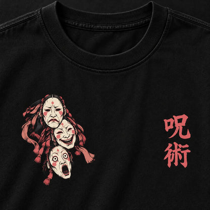 Detalle del cuello en rib y estampados pequeños del pecho en la camiseta Tokyo City de algodón negro liso 300 g.