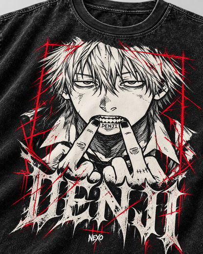 Detalle cercano del estampado vertical Denji en la camiseta NEXO Street