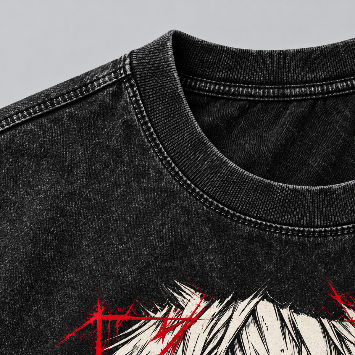 Closeup del cuello, las costuras y la textura de algodón peruano negro acid wash