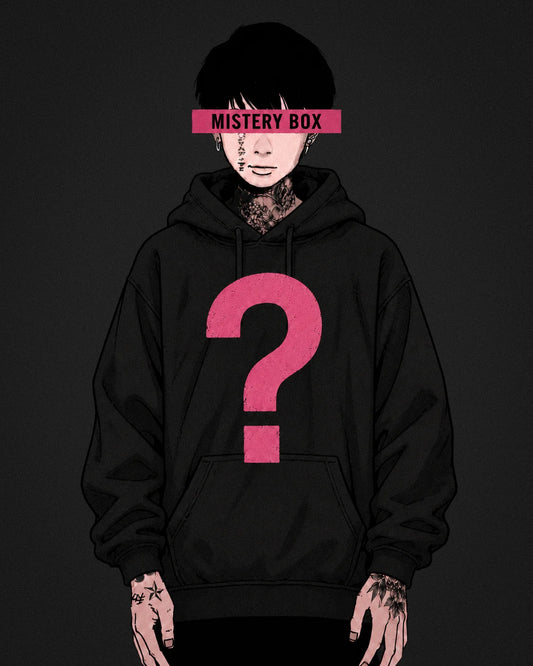 Ilustración de MISTERY BOX Hoodie: modelo tatuado con hoodie negro y signo de interrogación magenta; imagen ilustrativa del diseño sorpresa.
