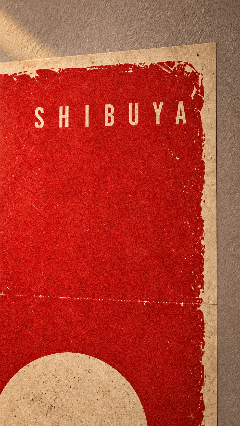 Detalle de la palabra Shibuya, la luna y la textura gráfica del poster SATORU GOJO.